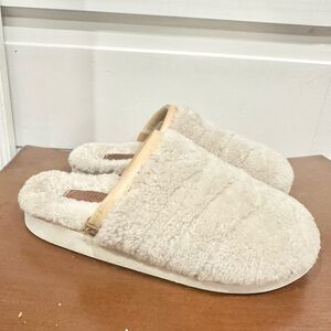 OluKai Cream Fuzzy Slippers. Size 6